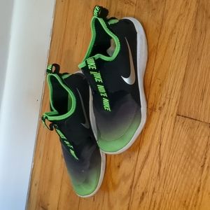 Nike Boys Flex Runner Slip On Sneaker, Black and Green - 2Y